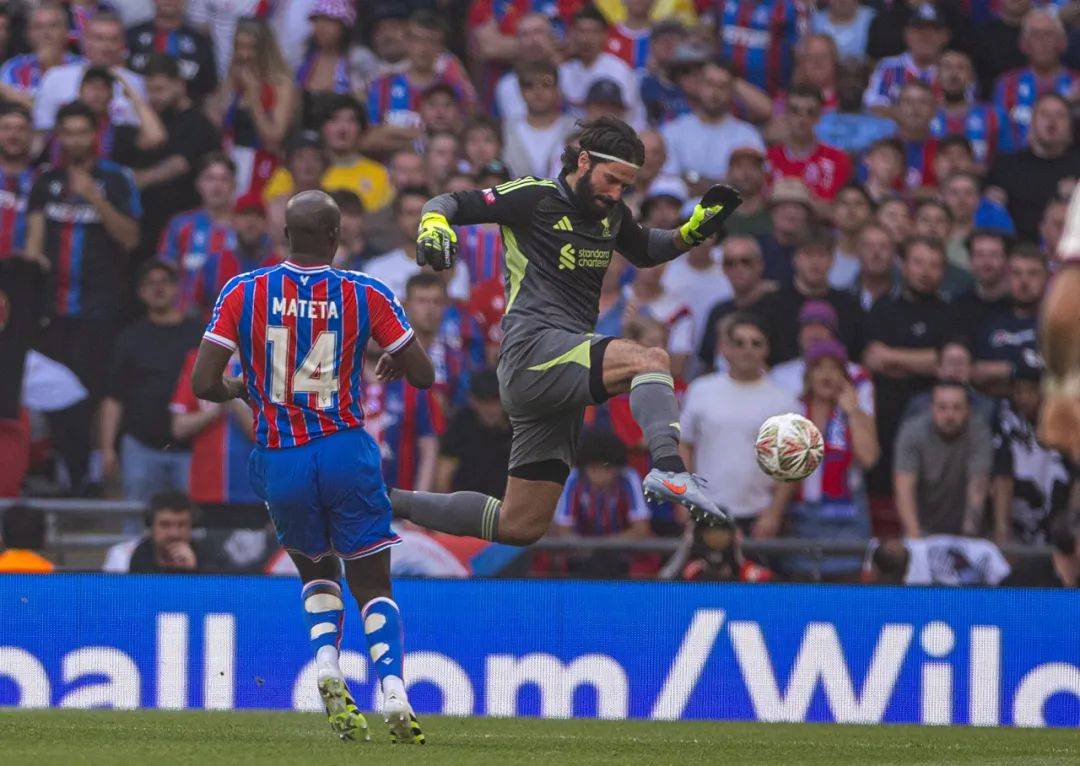 星空体育-斯图加特迎社区盾关键赛；赛前单刀错失；态度坚定；控场能力受关注(斯图加特竞技场)